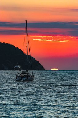 Elba adasında güzel bir kumsalda gün batımı