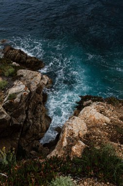 Dalgalı Rocky Deniz Kıyısı