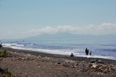 Kumsaldaki insanlar.