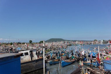 Birçok balıkçı teknesi Endonezya sahiline park ediyor.