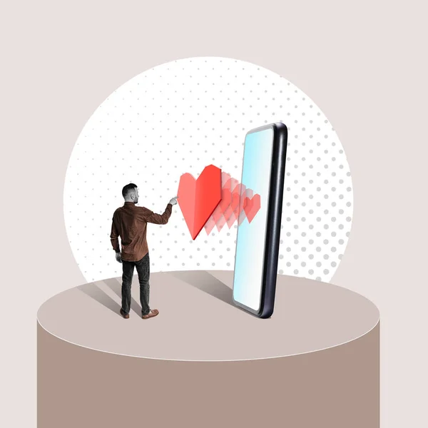 スマートフォン上のスマートフォン 男と赤の心とアートコラージュ — ストック写真