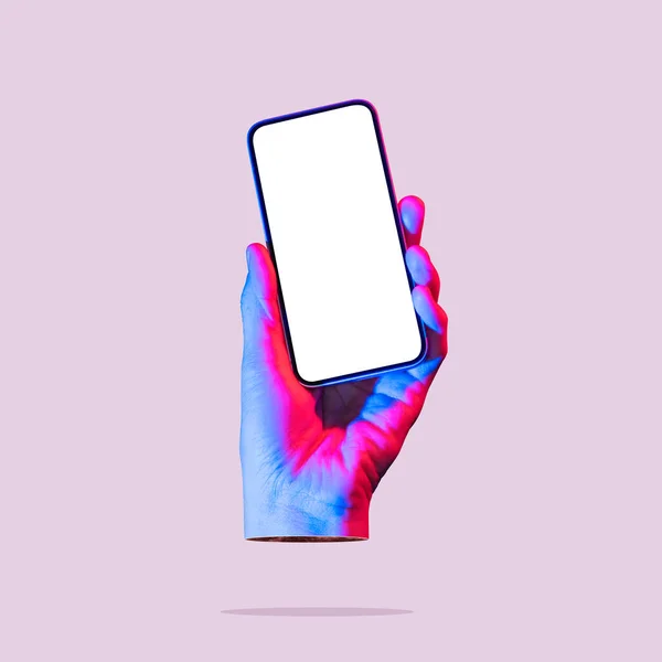 这只手拿着一个带有白色屏幕的智能手机 艺术拼贴 莫科普 — 图库照片