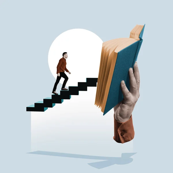 Der Mann Steigt Die Treppe Zum Offenen Buch Hinauf Kunstcollage — Stockfoto