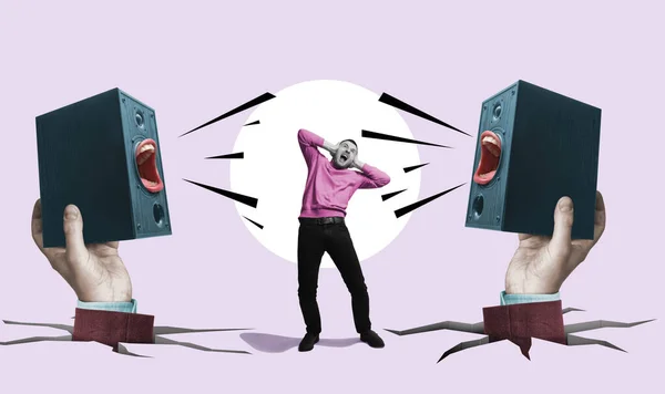 Pria Itu Menutup Telinganya Dari Suara Yang Kuat Dari Speaker — Stok Foto