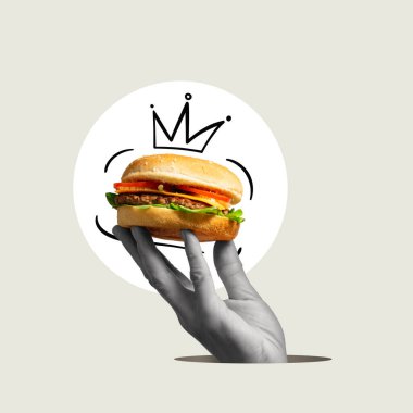 Elle çizilmiş tacı olan bir hamburgeri tutan bir el. Sanat kolajı.