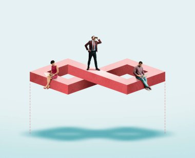 Ekip, liderin denetimi altında sonuca ulaşmak için çok çalışıyor..