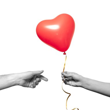 Bir insan diğerine kalp şeklinde bir balon verir..