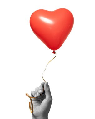 Bir insanın elinde kırmızı kalp şeklinde bir balon. İzole edilmiş beyaz arkaplanda.