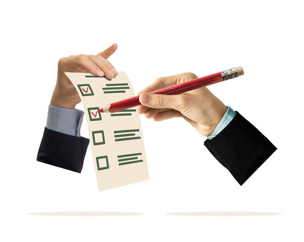 Человек делает отметку красным карандашом на анкете.