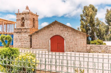 And Dağları 'ndaki Puno Peru' da Titicaca Gölü 'ndeki Plaza de amantani' de çan kulesi olan kilise.