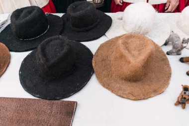 And Dağları 'ndan el yapımı tezgâha yerleştirilmiş beyaz, kahverengi ve siyah alpaka şapkalar.