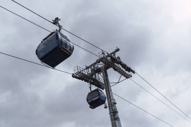 Sarı teleferik, gün batımında Bolivya şehri ve el alto manzaralı mavi gökyüzü ve bulutlu doğal ışık ile ulaşım aracı demek.