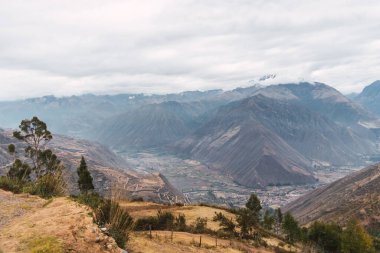 Kutsal vadideki inka kalıntıları granit camlara oyulmuş. Ollantaytambo cusco Peru 'daki taş duvarlar mavi gökyüzü ile güneşli bir günde.