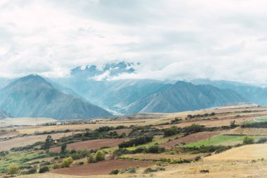 Cusco Peru 'daki İnkalar' ın Kutsal Vadisi 'nde yer alan Urubamba bakış açısı, dağların manzarası ve etrafındaki ağaçlarla çevrili karlı dağlar.