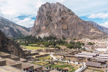 Kutsal vadideki inka kalıntıları granit camlara oyulmuş. Ollantaytambo cusco Peru 'daki taş duvarlar mavi gökyüzü ile güneşli bir günde.