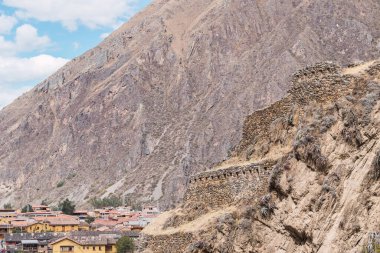 Kutsal vadideki inka kalıntıları granit camlara oyulmuş. Ollantaytambo cusco Peru 'daki taş duvarlar mavi gökyüzü ile güneşli bir günde.