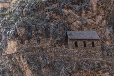 Kutsal vadideki inka kalıntıları granit camlara oyulmuş. Ollantaytambo cusco Peru 'daki taş duvarlar mavi gökyüzü ile güneşli bir günde.