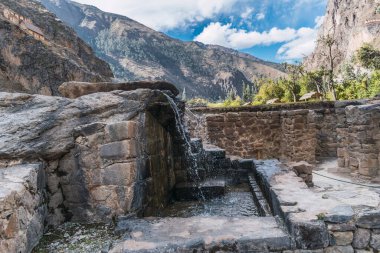 Kutsal vadideki inka kalıntıları granit camlara oyulmuş. Ollantaytambo cusco Peru 'daki taş duvarlar mavi gökyüzü ile güneşli bir günde.