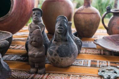 Peru And Dağları 'ndan geleneksel battaniye queros tabakları, bardaklar ve kültürel bazijalarla geleneksel bir masada seramik.