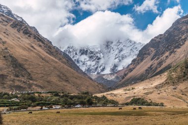 Peru cusco 'nun And Dağları' ndaki Humantay gölünde karla kaplı bulutlarla çevrili dağlar.
