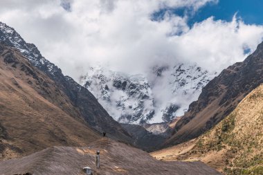 Peru cusco 'nun And Dağları' ndaki Humantay gölünde karla kaplı bulutlarla çevrili dağlar.