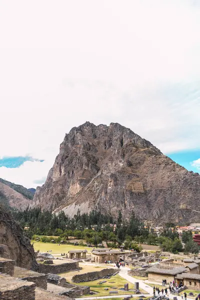 Kutsal vadideki inka kalıntıları granit camlara oyulmuş. Ollantaytambo cusco Peru 'daki taş duvarlar mavi gökyüzü ile güneşli bir günde.