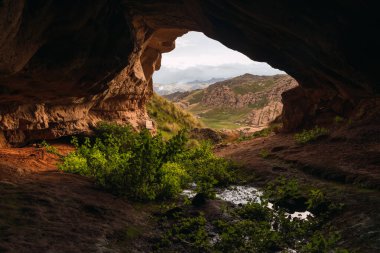 Peru And Dağları 'ndaki Tinajani Kanyonu güneşli bir günde etrafı kayalar ve fırtına bulutlarıyla çevrili.