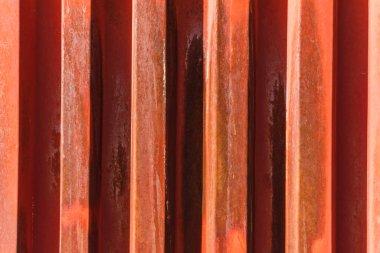 Çizgili desenli kırmızı renkli çizgili metal kapı dokusu