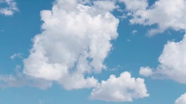 Fırtınanın hızlanması, dağlardaki And Dağları 'nda güneşi mavi bir gökyüzüyle kaplıyor.