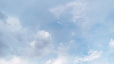 Fırtınanın hızlanması, dağlardaki And Dağları 'nda güneşi mavi bir gökyüzüyle kaplıyor.