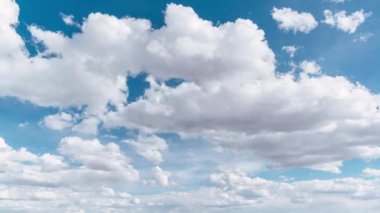 Fırtınanın hızlanması, dağlardaki And Dağları 'nda güneşi mavi gökyüzüyle kaplıyor..