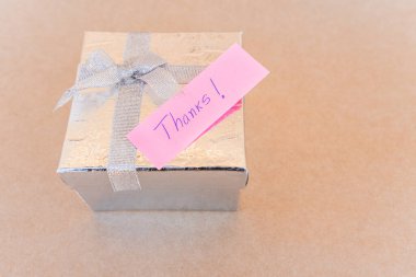 Teşekkür notu. El yazısıyla yazılmış, gümüş bir hediye kutusu olan mavi bir kalem..