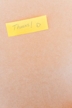 Teşekkürler yazan bir not: Sağlam bir arkaplanda mavi kalemle yazılmış bir teşekkür notu.