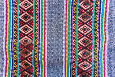 Latin Amerika 'nın And Dağları' ndan kalma antik tasarımları olan renkli el yapımı İnka tekstil arka planı