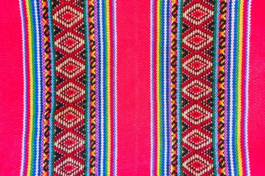Latin Amerika 'nın And Dağları' ndan kalma antik tasarımları olan renkli el yapımı İnka tekstil arka planı