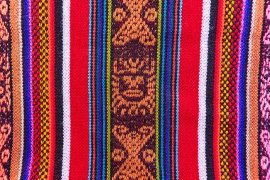 Latin Amerika 'nın And Dağları' ndan kalma antik tasarımları olan renkli el yapımı İnka tekstil arka planı