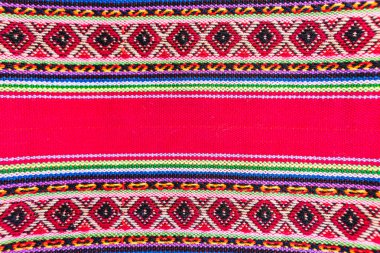 Latin Amerika 'nın And Dağları' ndan kalma antik tasarımları olan renkli el yapımı İnka tekstil arka planı