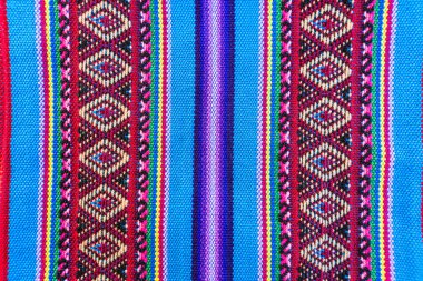 Latin Amerika 'nın And Dağları' ndan kalma antik tasarımları olan renkli el yapımı İnka tekstil arka planı