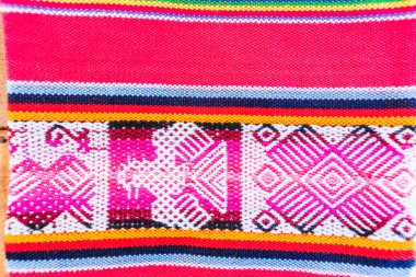 Latin Amerika 'nın And Dağları' ndan kalma antik tasarımları olan renkli el yapımı İnka tekstil arka planı