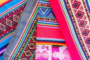 Latin Amerika 'nın And Dağları' ndan kalma antik tasarımları olan renkli el yapımı İnka tekstil arka planı
