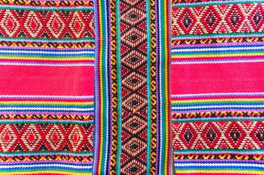 Latin Amerika 'nın And Dağları' ndan kalma antik tasarımları olan renkli el yapımı İnka tekstil arka planı