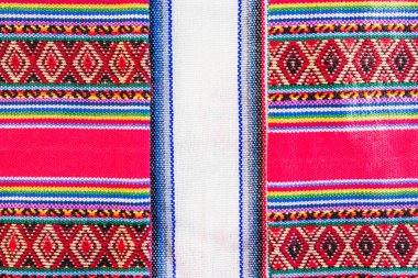 Latin Amerika 'nın And Dağları' ndan kalma antik tasarımları olan renkli el yapımı İnka tekstil arka planı