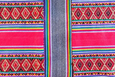 Latin Amerika 'nın And Dağları' ndan kalma antik tasarımları olan renkli el yapımı İnka tekstil arka planı