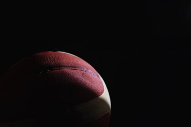 Siyah arka planda beyaz çizgileri olan kırmızı bir topa yakın plan.