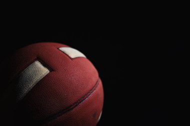 Siyah arka planda beyaz çizgileri olan kırmızı bir topa yakın plan.