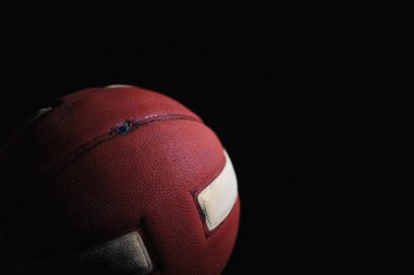 Siyah arka planda beyaz çizgileri olan kırmızı bir topa yakın plan.