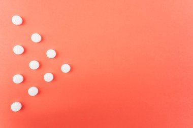 Boş haplar ve kabarcık paketleri çeşitli şekillerde canlı kırmızı bir yüzey, üst görünüm