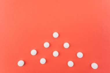 Boş haplar ve kabarcık paketleri çeşitli şekillerde canlı kırmızı bir yüzey, üst görünüm