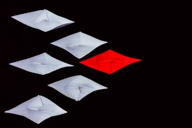 Boş haplar ve kabarcık paketleri çeşitli şekillerde canlı kırmızı bir yüzey, üst görünüm