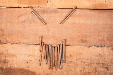 Tahtadaki paslı çiviler. Yıpranmış kalaslar ve çeşitli şekillerde metal bağlayıcılar..